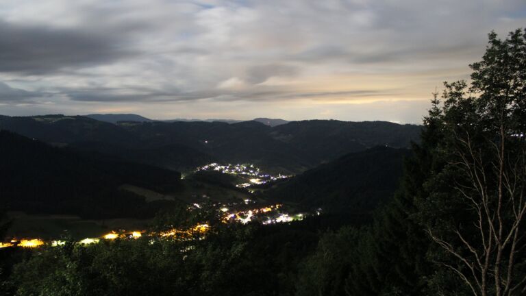 Dieses Bild zeigt eine Webcam-Aufnahme vom Achertal, aufgenommen am Freitag, den 03.07.2026 um 01:30 Uhr. Die Temperatur betrug 17°C.