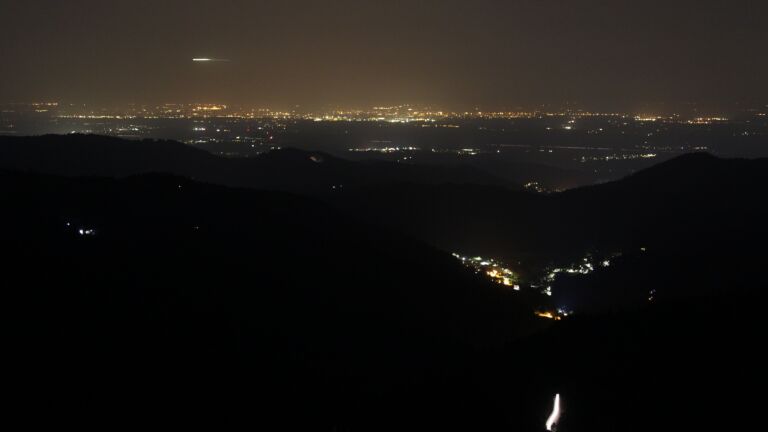 Dieses Bild zeigt eine Webcam-Aufnahme vom Achertal, aufgenommen am Freitag, den 15.08.2025 um 23:30 Uhr. Die Temperatur betrug 20.6°C.