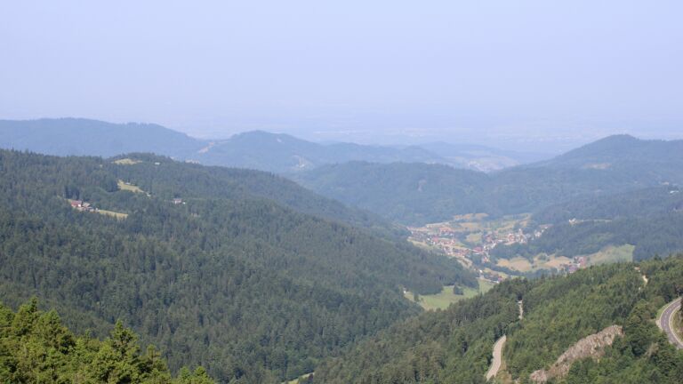 Dieses Bild zeigt eine Webcam-Aufnahme vom Achertal, aufgenommen am Freitag, den 13.06.2025 um 10:20 Uhr. Die Temperatur betrug 23.9°C.
