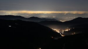 Dieses Bild zeigt eine Webcam-Aufnahme vom Achertal, aufgenommen am Samstag, den 27.12.2025 um 22:00 Uhr. Die Temperatur betrug 3.7°C.