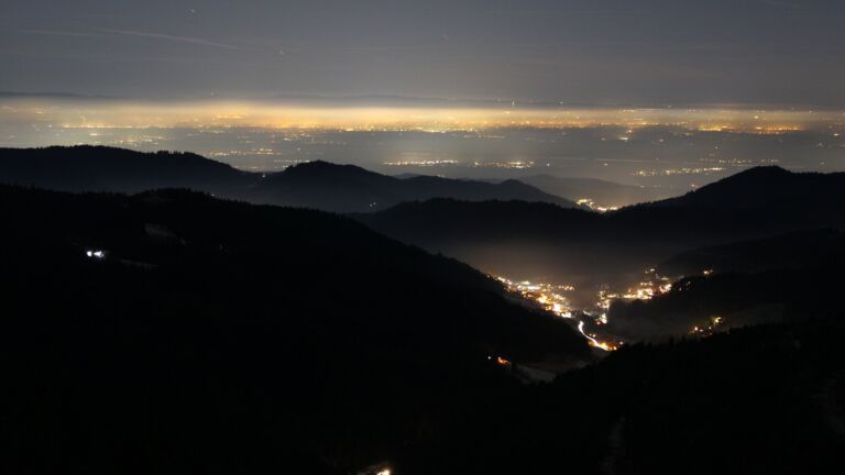 Dieses Bild zeigt eine Webcam-Aufnahme vom Achertal, aufgenommen am Samstag, den 27.12.2025 um 22:00 Uhr. Die Temperatur betrug 3.7°C.