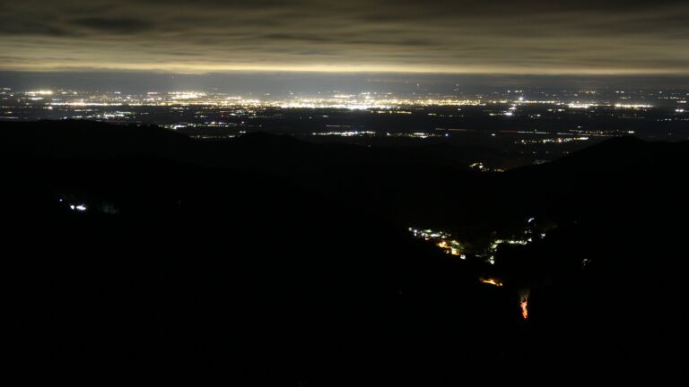 Dieses Bild zeigt eine Webcam-Aufnahme vom Achertal, aufgenommen am Mittwoch, den 29.10.2025 um 03:30 Uhr. Die Temperatur betrug 5.8°C.