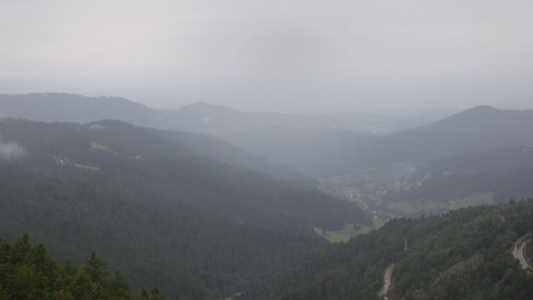 Dieses Bild zeigt eine Webcam-Aufnahme vom Achertal, aufgenommen am Montag, den 04.08.2025 um 08:30 Uhr. Die Temperatur betrug 10.4°C.