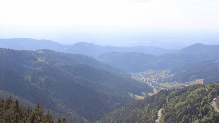 Dieses Bild zeigt eine Webcam-Aufnahme vom Achertal, aufgenommen am Sonntag, den 18.05.2025 um 17:20 Uhr. Die Temperatur betrug 12.4°C.