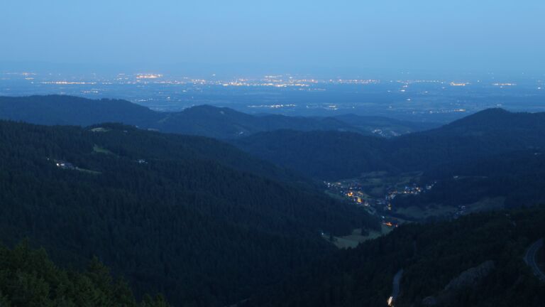Dieses Bild zeigt eine Webcam-Aufnahme vom Achertal, aufgenommen am Sonntag, den 13.07.2025 um 04:50 Uhr. Die Temperatur betrug 15.2°C.