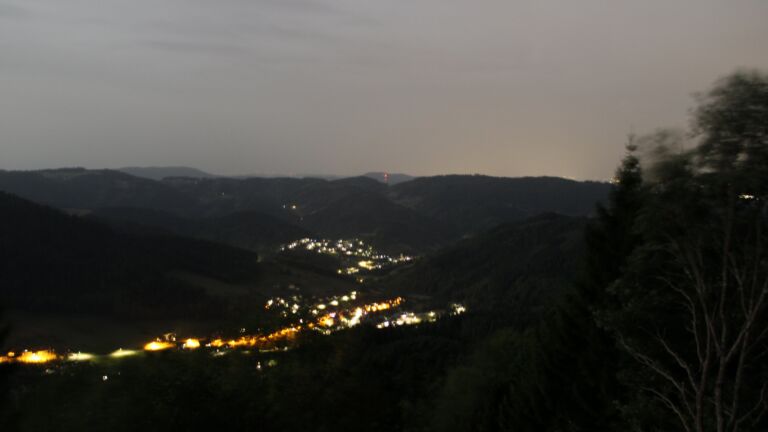 Dieses Bild zeigt eine Webcam-Aufnahme vom Achertal, aufgenommen am Donnerstag, den 27.08.2026 um 23:00 Uhr. Die Temperatur betrug 26.1°C.