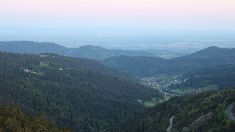 Dieses Bild zeigt eine Webcam-Aufnahme vom Achertal, aufgenommen am Montag, den 12.05.2025 um 05:50 Uhr. Die Temperatur betrug 10.2°C.