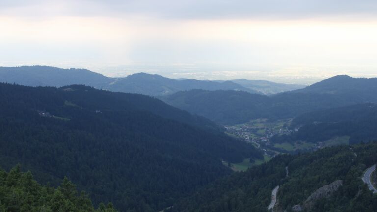 Dieses Bild zeigt eine Webcam-Aufnahme vom Achertal, aufgenommen am Freitag, den 01.08.2025 um 06:50 Uhr. Die Temperatur betrug 12.6°C.
