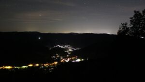 Dieses Bild zeigt eine Webcam-Aufnahme vom Achertal, aufgenommen am Dienstag, den 13.10.2026 um 01:00 Uhr. Die Temperatur betrug 10.9°C.