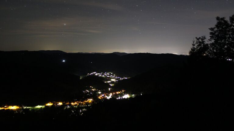 Dieses Bild zeigt eine Webcam-Aufnahme vom Achertal, aufgenommen am Dienstag, den 13.10.2026 um 01:00 Uhr. Die Temperatur betrug 10.9°C.