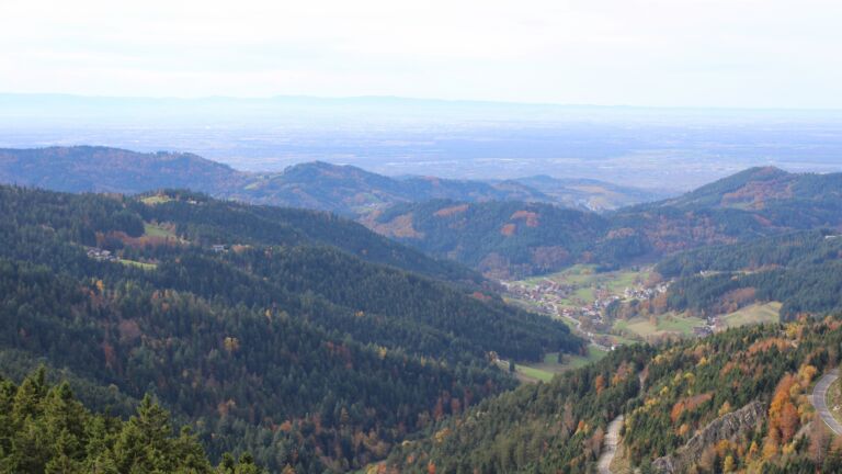 Dieses Bild zeigt eine Webcam-Aufnahme vom Achertal, aufgenommen am Mittwoch, den 29.10.2025 um 13:40 Uhr. Die Temperatur betrug 12.7°C.