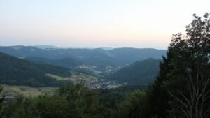 Dieses Bild zeigt eine Webcam-Aufnahme vom Achertal, aufgenommen am Mittwoch, den 29.07.2026 um 21:20 Uhr. Die Temperatur betrug 28.7°C.