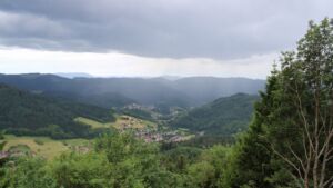 Dieses Bild zeigt eine Webcam-Aufnahme vom Achertal, aufgenommen am Freitag, den 05.06.2026 um 13:20 Uhr. Die Temperatur betrug 14.7°C.
