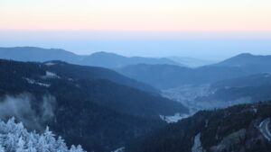 Dieses Bild zeigt eine Webcam-Aufnahme vom Achertal, aufgenommen am Freitag, den 26.12.2025 um 08:30 Uhr. Die Temperatur betrug 0.3°C.