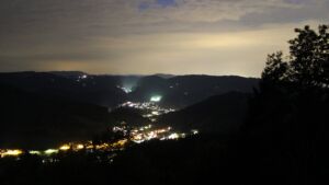 Dieses Bild zeigt eine Webcam-Aufnahme vom Achertal, aufgenommen am Mittwoch, den 30.09.2026 um 20:20 Uhr. Die Temperatur betrug 23.6°C.