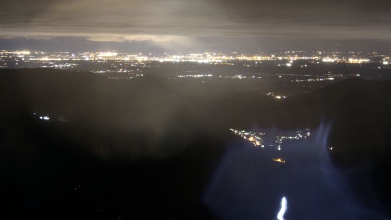 Dieses Bild zeigt eine Webcam-Aufnahme vom Achertal, aufgenommen am Dienstag, den 28.10.2025 um 22:00 Uhr. Die Temperatur betrug 5.6°C.