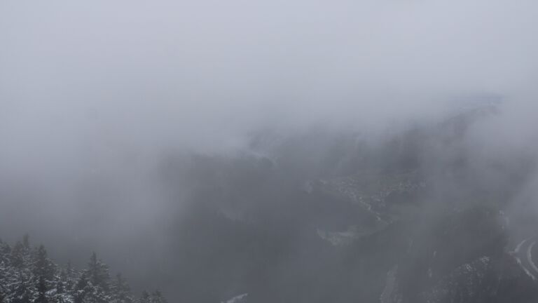 Dieses Bild zeigt eine Webcam-Aufnahme vom Achertal, aufgenommen am Montag, den 24.11.2025 um 15:20 Uhr. Die Temperatur betrug 0.4°C.