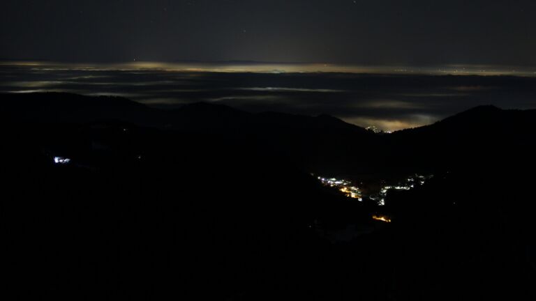 Dieses Bild zeigt eine Webcam-Aufnahme vom Achertal, aufgenommen am Samstag, den 22.11.2025 um 04:30 Uhr. Die Temperatur betrug -4.8°C.