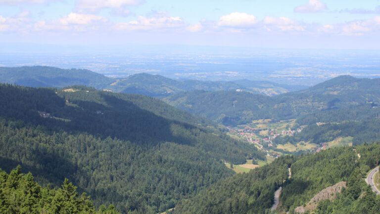Dieses Bild zeigt eine Webcam-Aufnahme vom Achertal, aufgenommen am Samstag, den 28.06.2025 um 11:50 Uhr. Die Temperatur betrug 20.8°C.