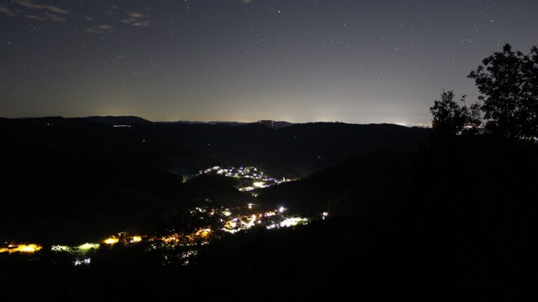 Dieses Bild zeigt eine Webcam-Aufnahme vom Achertal, aufgenommen am Dienstag, den 15.09.2026 um 05:30 Uhr. Die Temperatur betrug 17.9°C.