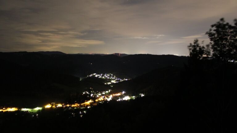 Dieses Bild zeigt eine Webcam-Aufnahme vom Achertal, aufgenommen am Freitag, den 18.09.2026 um 00:00 Uhr. Die Temperatur betrug 13.8°C.