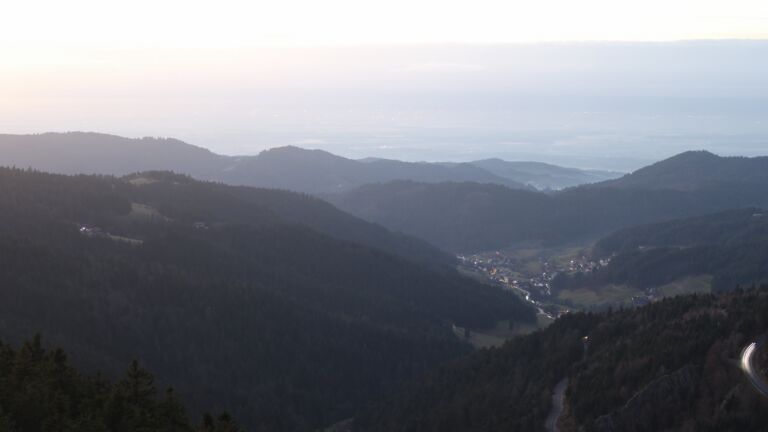 Dieses Bild zeigt eine Webcam-Aufnahme vom Achertal, aufgenommen am Mittwoch, den 17.12.2025 um 17:00 Uhr. Die Temperatur betrug 6.6°C.