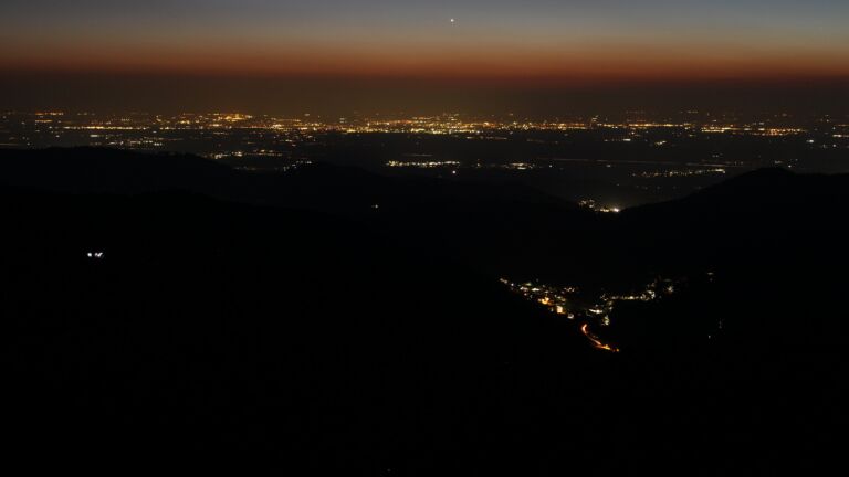 Dieses Bild zeigt eine Webcam-Aufnahme vom Achertal, aufgenommen am Donnerstag, den 19.03.2026 um 19:50 Uhr. Die Temperatur betrug 5°C.