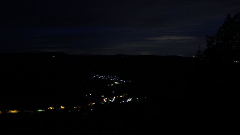 Dieses Bild zeigt eine Webcam-Aufnahme vom Achertal, aufgenommen am Montag, den 18.05.2026 um 04:20 Uhr. Die Temperatur betrug 10.5°C.