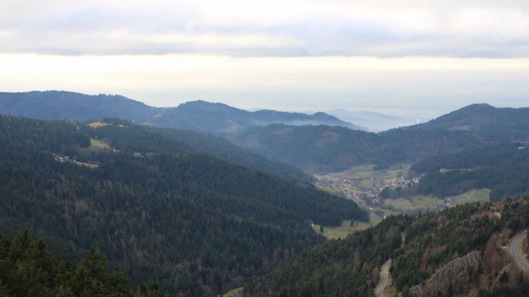 Dieses Bild zeigt eine Webcam-Aufnahme vom Achertal, aufgenommen am Donnerstag, den 04.12.2025 um 14:30 Uhr. Die Temperatur betrug 3.5°C.