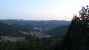 Dieses Bild zeigt eine Webcam-Aufnahme vom Achertal, aufgenommen am Montag, den 27.07.2026 um 21:40 Uhr. Die Temperatur betrug 17.2°C.