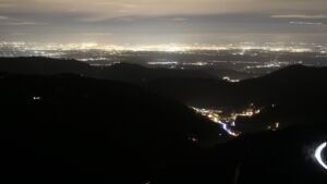 Dieses Bild zeigt eine Webcam-Aufnahme vom Achertal, aufgenommen am Freitag, den 19.12.2025 um 19:30 Uhr. Die Temperatur betrug 6.7°C.