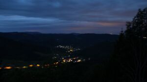 Dieses Bild zeigt eine Webcam-Aufnahme vom Achertal, aufgenommen am Montag, den 18.05.2026 um 04:50 Uhr. Die Temperatur betrug 10.4°C.