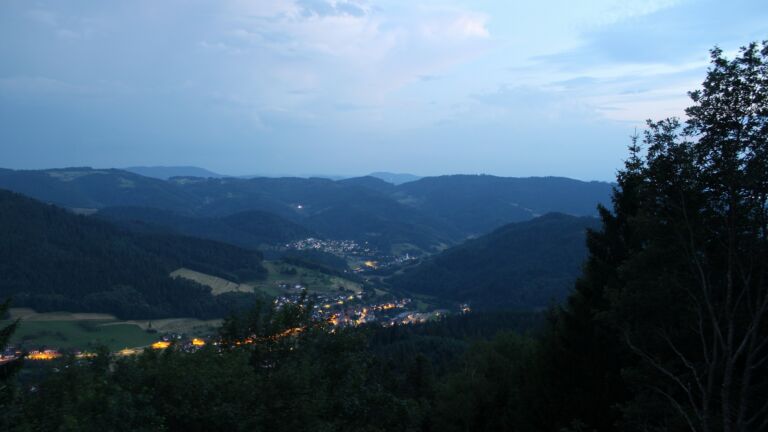 Dieses Bild zeigt eine Webcam-Aufnahme vom Achertal, aufgenommen am Dienstag, den 30.06.2026 um 22:20 Uhr. Die Temperatur betrug 21.8°C.
