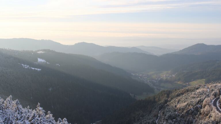 Dieses Bild zeigt eine Webcam-Aufnahme vom Achertal, aufgenommen am Donnerstag, den 27.11.2025 um 15:50 Uhr. Die Temperatur betrug -1.6°C.