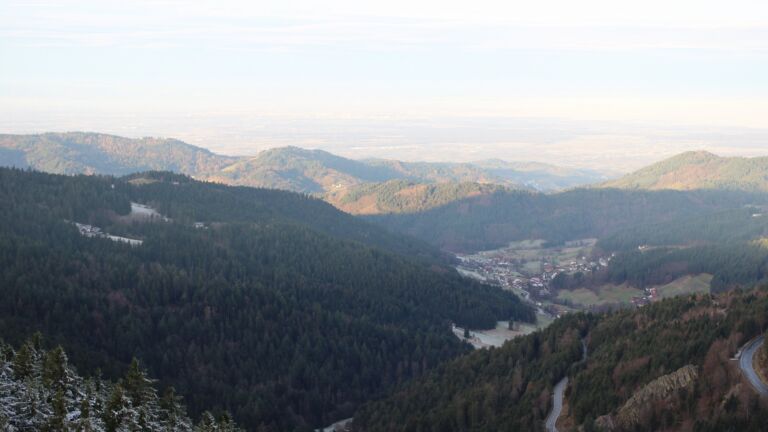 Dieses Bild zeigt eine Webcam-Aufnahme vom Achertal, aufgenommen am Dienstag, den 02.12.2025 um 08:50 Uhr. Die Temperatur betrug 3.3°C.