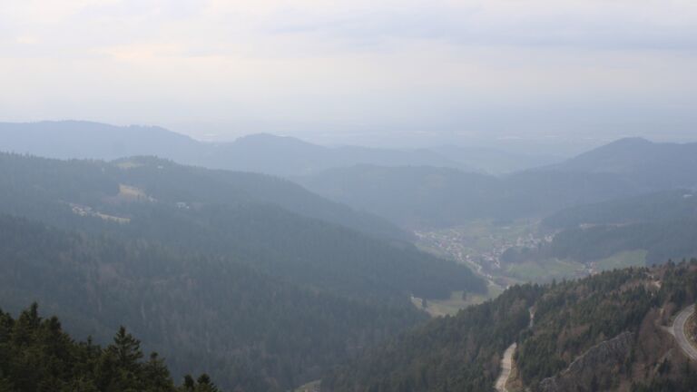 Dieses Bild zeigt eine Webcam-Aufnahme vom Achertal, aufgenommen am Dienstag, den 10.03.2026 um 16:00 Uhr. Die Temperatur betrug 8.6°C.