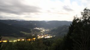 Dieses Bild zeigt eine Webcam-Aufnahme vom Achertal, aufgenommen am Sonntag, den 30.08.2026 um 05:00 Uhr. Die Temperatur betrug 16.1°C.