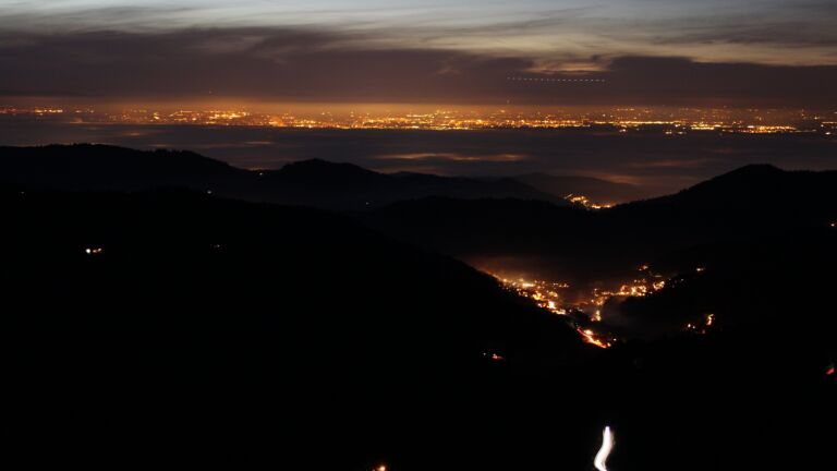 Dieses Bild zeigt eine Webcam-Aufnahme vom Achertal, aufgenommen am Sonntag, den 21.12.2025 um 17:50 Uhr. Die Temperatur betrug 6.6°C.