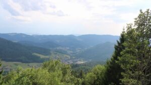 Dieses Bild zeigt eine Webcam-Aufnahme vom Achertal, aufgenommen am Mittwoch, den 15.07.2026 um 17:20 Uhr. Die Temperatur betrug 27.1°C.