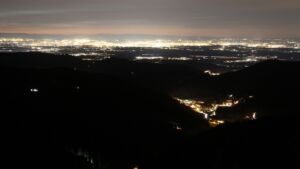 Dieses Bild zeigt eine Webcam-Aufnahme vom Achertal, aufgenommen am Dienstag, den 09.12.2025 um 18:10 Uhr. Die Temperatur betrug 10.9°C.