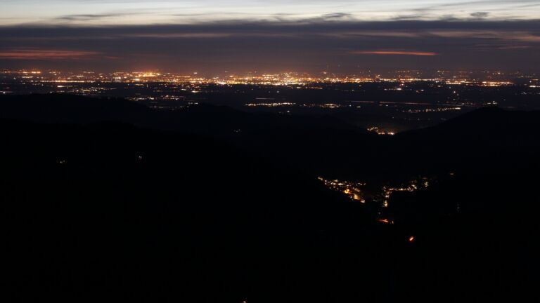 Dieses Bild zeigt eine Webcam-Aufnahme vom Achertal, aufgenommen am Donnerstag, den 09.04.2026 um 21:10 Uhr. Die Temperatur betrug 12.9°C.