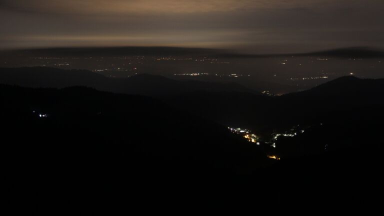 Dieses Bild zeigt eine Webcam-Aufnahme vom Achertal, aufgenommen am Dienstag, den 30.09.2025 um 02:00 Uhr. Die Temperatur betrug 9.4°C.