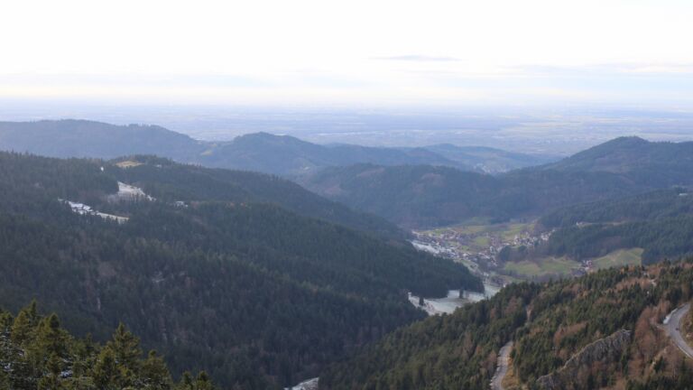 Dieses Bild zeigt eine Webcam-Aufnahme vom Achertal, aufgenommen am Mittwoch, den 19.11.2025 um 15:10 Uhr. Die Temperatur betrug -0.4°C.