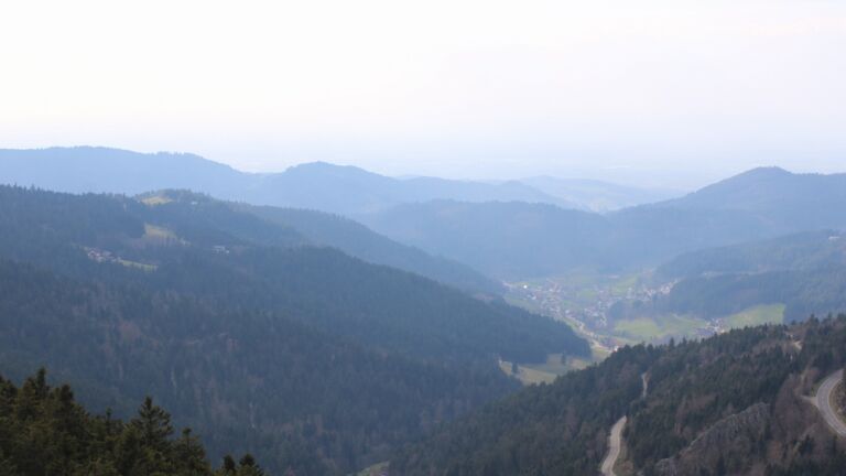 Dieses Bild zeigt eine Webcam-Aufnahme vom Achertal, aufgenommen am Montag, den 23.03.2026 um 15:40 Uhr. Die Temperatur betrug 8.4°C.