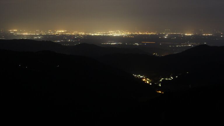 Dieses Bild zeigt eine Webcam-Aufnahme vom Achertal, aufgenommen am Donnerstag, den 03.07.2025 um 03:40 Uhr. Die Temperatur betrug 20°C.