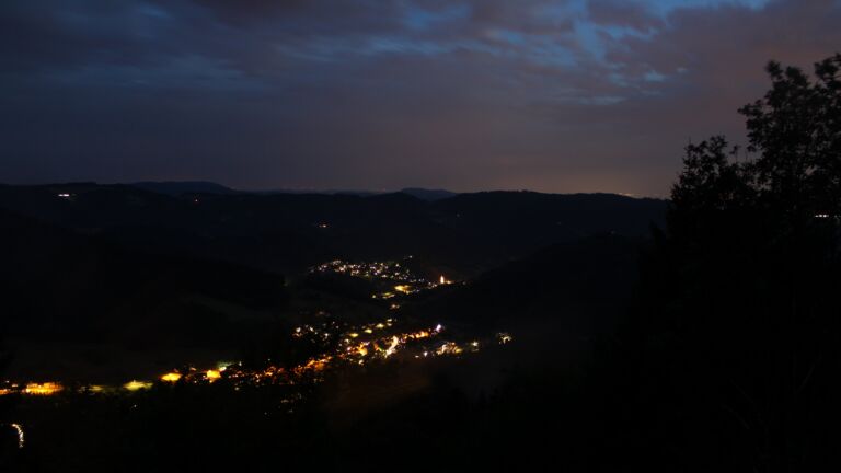 Dieses Bild zeigt eine Webcam-Aufnahme vom Achertal, aufgenommen am Freitag, den 31.07.2026 um 22:10 Uhr. Die Temperatur betrug 17.5°C.
