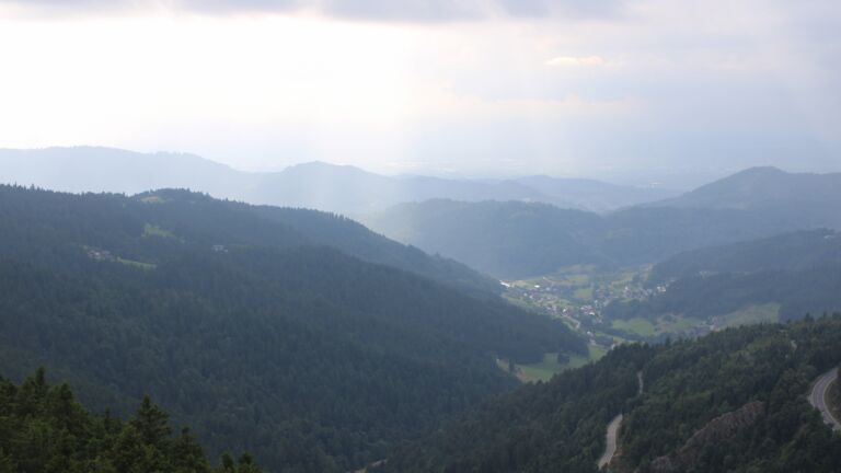 Dieses Bild zeigt eine Webcam-Aufnahme vom Achertal, aufgenommen am Montag, den 28.07.2025 um 18:40 Uhr. Die Temperatur betrug 12°C.
