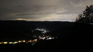 Dieses Bild zeigt eine Webcam-Aufnahme vom Achertal, aufgenommen am Mittwoch, den 10.06.2026 um 01:00 Uhr. Die Temperatur betrug 10.3°C.