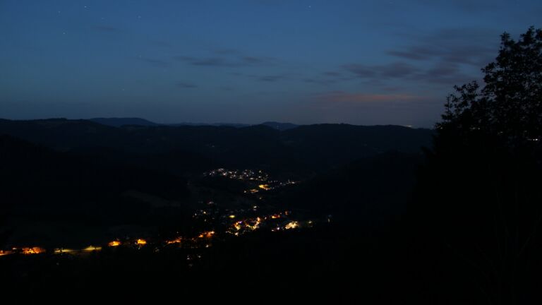 Dieses Bild zeigt eine Webcam-Aufnahme vom Achertal, aufgenommen am Montag, den 15.06.2026 um 04:10 Uhr. Die Temperatur betrug 10.8°C.