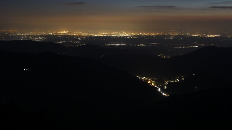 Dieses Bild zeigt eine Webcam-Aufnahme vom Achertal, aufgenommen am Dienstag, den 14.04.2026 um 21:40 Uhr. Die Temperatur betrug 2.7°C.